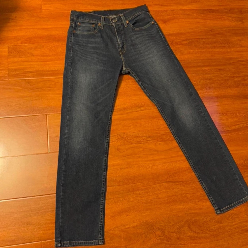 Men's Levi's dark blue jeans with embroidered pockets on the back
